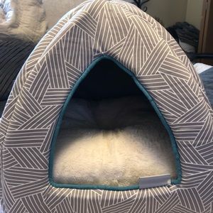 Dog/Cat Igloo Bed. Like new condition smoke free home